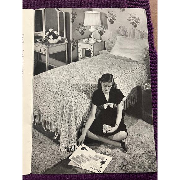 Crocheted pattern book 1940s hat purse gloves beadspread - Picture 15 of 16